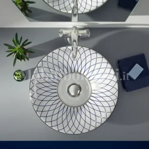 lavabo in ceramica bianca con decori trapuntati blu cobalto.