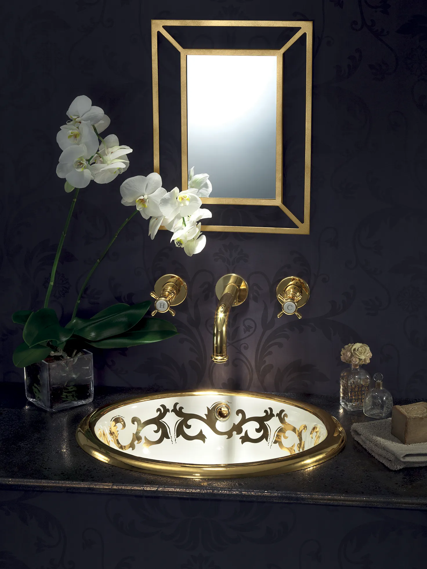 Vasca da bagno di lusso in ceramica bianca con decoro a spirale in oro zecchino Luisa Spiral Gold